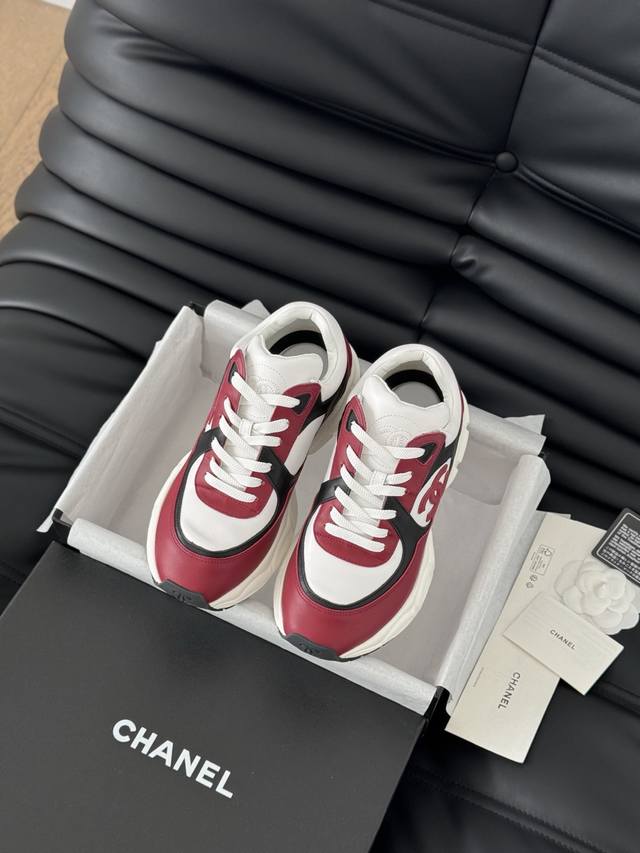 Chanel 25C新款熊猫运动休闲鞋百搭小白鞋 款式搭配不会出错撞色搭配活力满满啊 侧面压印logo 上脚很秀气 鞋面原版定制材料 原版大底Size:35-4
