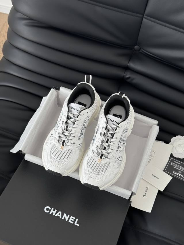 Chanel 25C新款熊猫运动休闲鞋百搭小白鞋 款式搭配不会出错撞色搭配活力满满啊 侧面压印logo 上脚很秀气 鞋面原版定制材料 原版大底Size:35-4