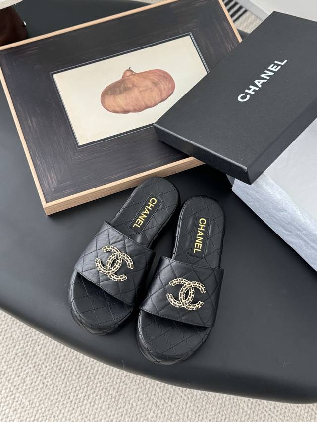 Chanel 25P新款菱格拖鞋春夏新款，高版本高品质。鞋面垫脚羊皮，原版大底。Size:35-39 其他码数定做