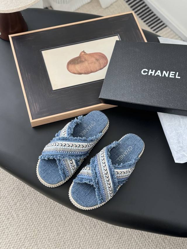 Chanel 24P新款交叉拖鞋上脚很舒服 适合日常通勤鞋面采用妮布 非常柔软Size：35-39 其他码数定
