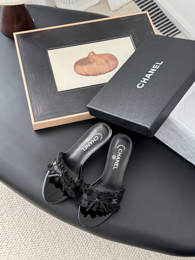 Chanel Vintage中古系列凉鞋简约而不简单的款，上脚特别显脚细。鞋面定制面，内里垫脚羊皮，真皮大底。跟高7Size:35-39 其它码数定做