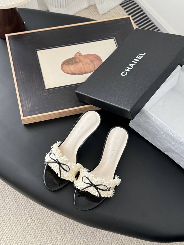 Chanel Vintage中古系列凉鞋简约而不简单的款，上脚特别显脚细。鞋面定制面，内里垫脚羊皮，真皮大底。跟高7Size:35-39 其它码数定做