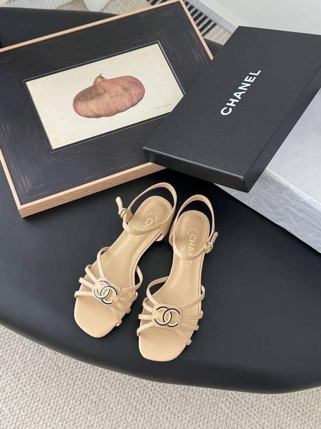 Chanel 25P早春新款高级手工坊凉鞋一如既往的高版本 经典版面 鞋面内里羊皮 真皮大底平底 5 8 三个高度Size:35-39 其他码数定