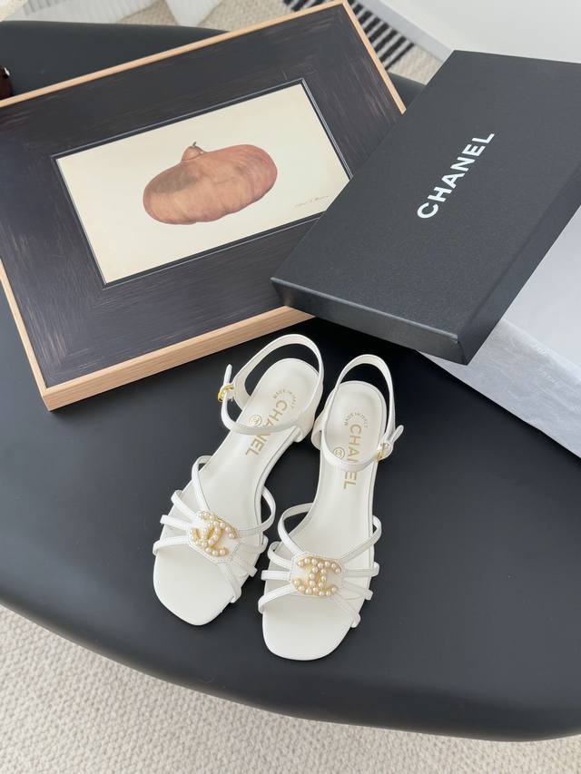 Chanel 25P早春新款高级手工坊凉鞋一如既往的高版本 经典版面 鞋面内里羊皮 真皮大底平底 5 8 三个高度Size:35-39 其他码数定
