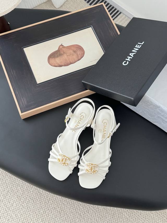 Chanel 25P早春新款高级手工坊凉鞋一如既往的高版本 经典版面 鞋面内里羊皮 真皮大底平底 5 8 三个高度Size:35-39 其他码数定