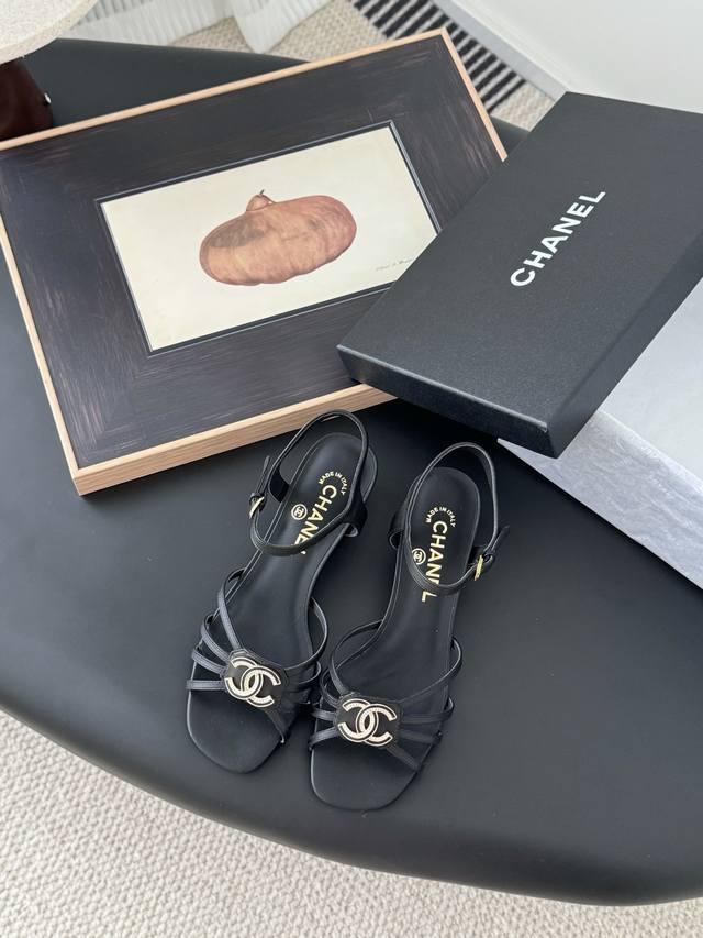 Chanel 25P早春新款高级手工坊凉鞋一如既往的高版本 经典版面 鞋面内里羊皮 真皮大底平底 5 8 三个高度Size:35-39 其他码数定