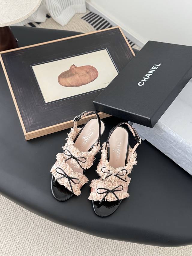 Chanel Vintage中古系列凉鞋简约而不简单的款，上脚特别显脚细。鞋面定制面，内里垫脚羊皮，真皮大底。跟高5 8cmSize:35-39 其它码数定做