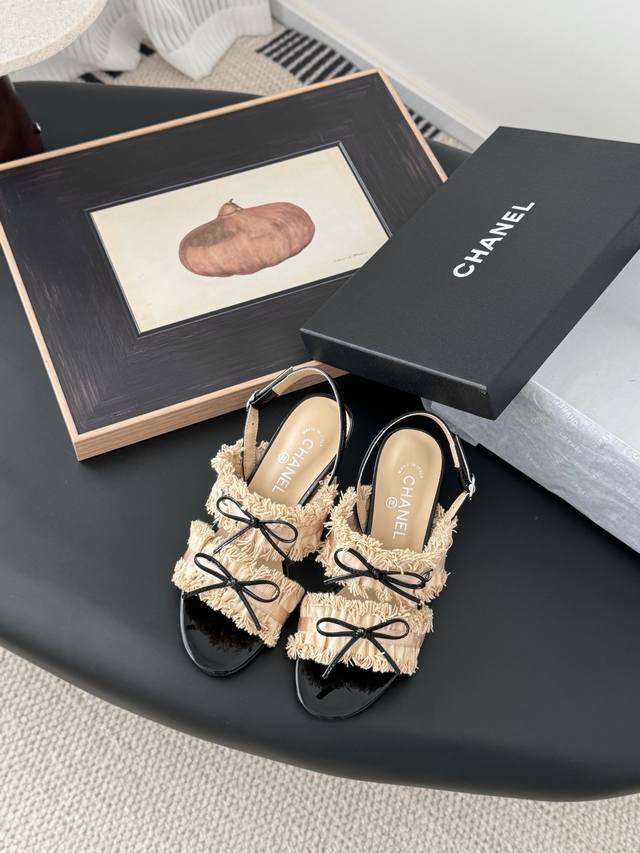 Chanel Vintage中古系列凉鞋简约而不简单的款，上脚特别显脚细。鞋面定制面，内里垫脚羊皮，真皮大底。跟高5 8cmSize:35-39 其它码数定做