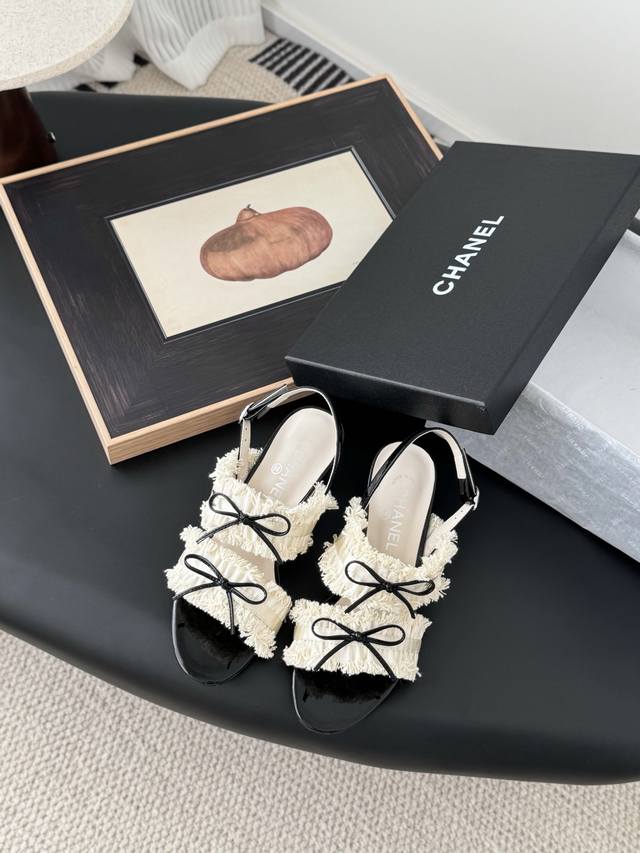 Chanel Vintage中古系列凉鞋简约而不简单的款，上脚特别显脚细。鞋面定制面，内里垫脚羊皮，真皮大底。跟高5 8cmSize:35-39 其它码数定做