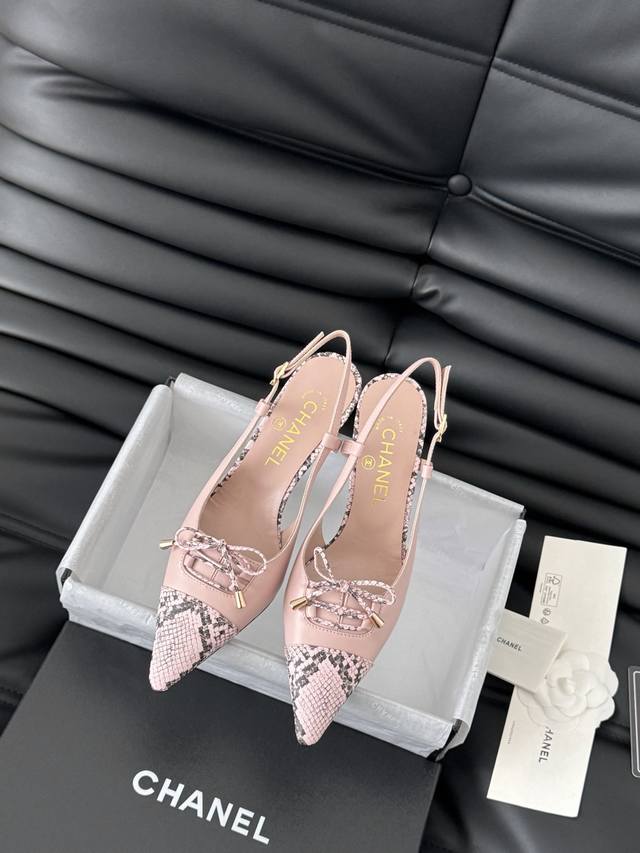 Chanel Vintage中古系列凉鞋简约而不简单的款，上脚特别显脚细。鞋面定制面，内里垫脚羊皮，真皮大底。跟高7Size:35-39 其它码数定做