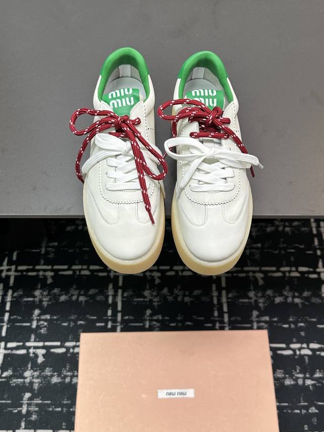 码数:35-40，出厂价格: Miu miu 缪缪2025新款休闲小白鞋，各大品牌中脱颖而出的四季鞋颜值担当火爆款脏脏鞋，不得不入的一款～做旧时尚，简约高级 随