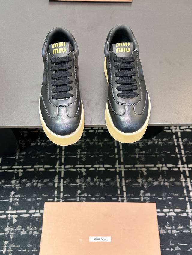 码数:35-40，出厂价格: Miu miu 缪缪2025新款休闲小白鞋，各大品牌中脱颖而出的四季鞋颜值担当火爆款脏脏鞋，不得不入的一款～做旧时尚，简约高级 随