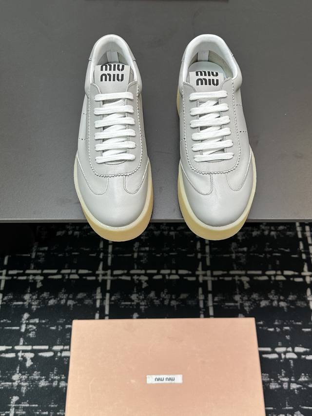 码数:35-40，出厂价格: Miu miu 缪缪2025新款休闲小白鞋，各大品牌中脱颖而出的四季鞋颜值担当火爆款脏脏鞋，不得不入的一款～做旧时尚，简约高级 随