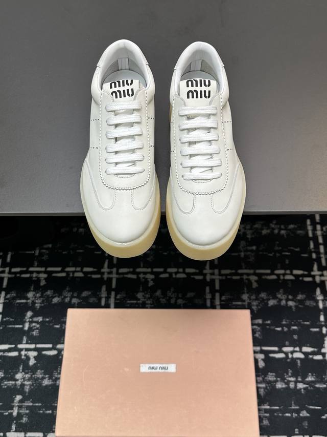 码数:35-40，出厂价格: Miu miu 缪缪2025新款休闲小白鞋，各大品牌中脱颖而出的四季鞋颜值担当火爆款脏脏鞋，不得不入的一款～做旧时尚，简约高级 随