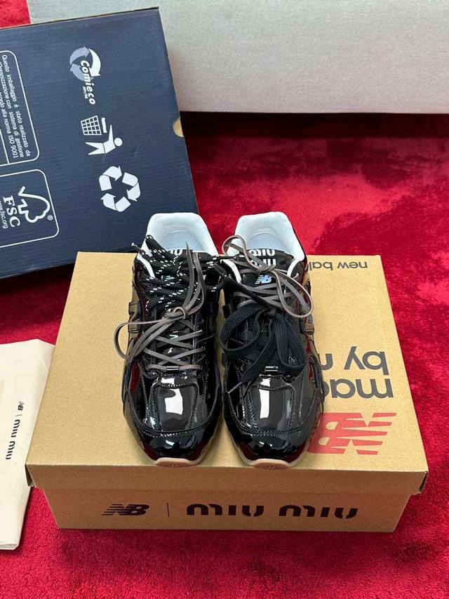 厂价 现货出 男款102024今年不能没有一双 Miu德训鞋：顶级版本，全套配件出品！Miu联名 New Balance 又出新款这次是毛毛款的，妈妈再也不怕我