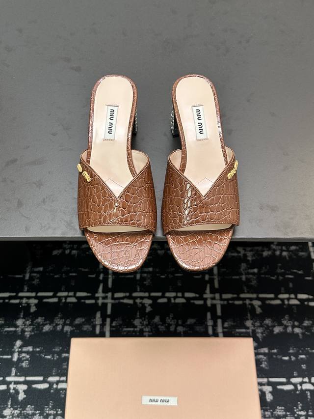 MiuMiu*2025ss缪缪春夏新款高跟镶钻小牛皮凉鞋拖鞋Zp开发 原版拆卸 秒杀市面普通版本，miumiu真的太少女啦！小牛皮超级软糯 舒适度超高！ 鞋面：
