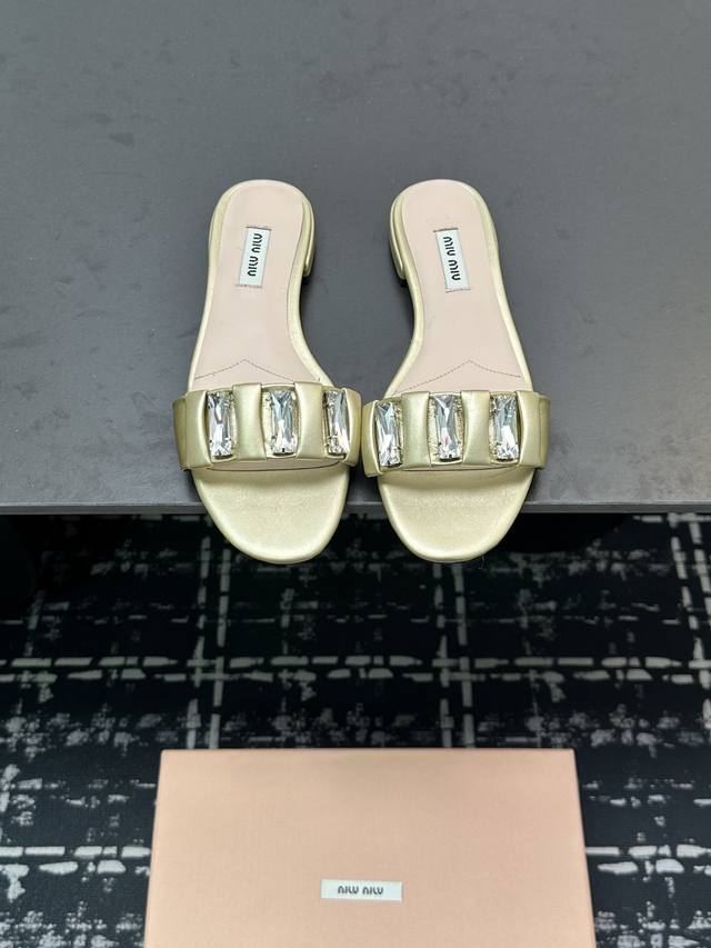 Miu Miu2025*新款平底凉拖乖巧减龄 上脚显腿长又高级 舒适度也做到完美 日常穿着超级合适 穿脱方便 超级哇塞鞋面:牛漆皮内里垫脚羊皮真皮大底码数:35