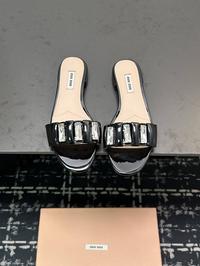 Miu Miu2025*新款平底凉拖乖巧减龄 上脚显腿长又高级 舒适度也做到完美 日常穿着超级合适 穿脱方便 超级哇塞鞋面:牛漆皮内里垫脚羊皮真皮大底码数:35