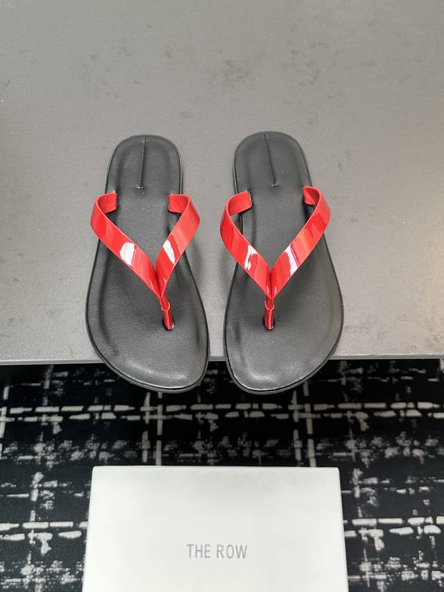 the row 真皮极简百搭平底凉鞋鞋脚真的是史上我穿过最最舒服的款式太柔软啦！磨脚星人一定要收了它 有一丢高级又简约的感觉其实除了好看以外它的舒适度真的是好穿