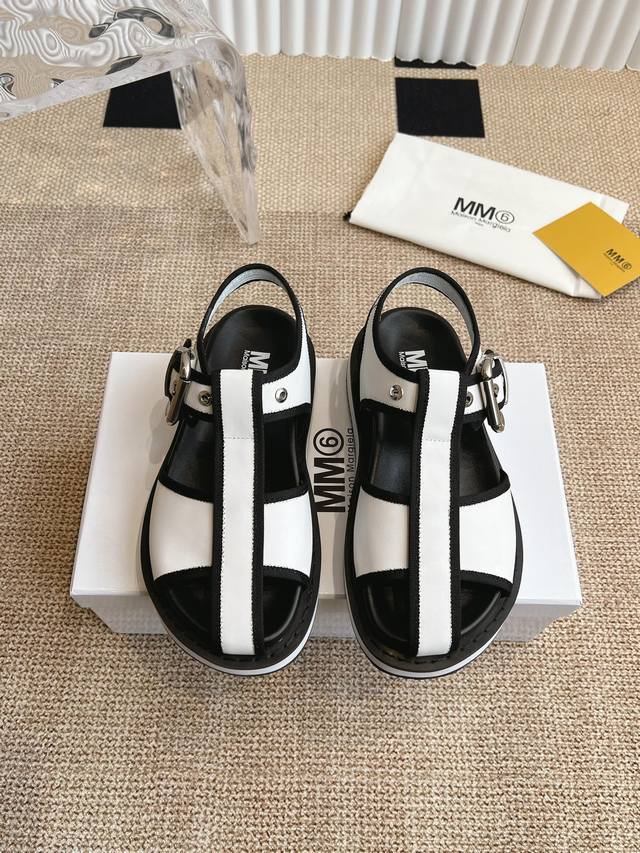 绒面： 皮面： Maison Margiela 玛吉拉 猪笼鞋 mm6家2025新品最高版本买手代购完美 猪笼鞋凉鞋原版开模双层鞋底 原版套楦鞋型很大方 搭配各