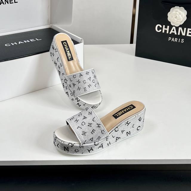 工厂出 实物拍摄太美啦Chanel 5新款呢子水钻厚底拖鞋坡跟防水台凉拖鞋、凉鞋真的太美啦吧！香奈儿属于夏天的颜色仙女必备爆款太喜欢这双鞋了Chanel25松糕