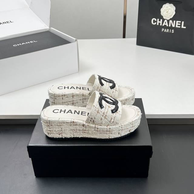 工厂价 实物拍摄太美啦Chanel新款呢子厚底拖鞋坡跟防水台凉拖鞋真的太美啦吧！香奈儿属于夏天的颜色仙女必备爆款太喜欢这双鞋了Chanel25P松糕布面刺绣坡跟