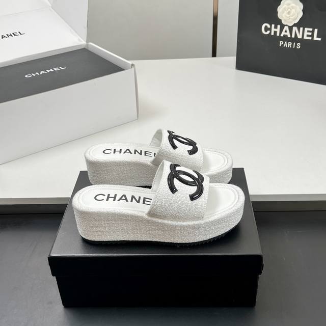 工厂价 实物拍摄太美啦Chanel新款呢子厚底拖鞋坡跟防水台凉拖鞋真的太美啦吧！香奈儿属于夏天的颜色仙女必备爆款太喜欢这双鞋了Chanel25P松糕布面刺绣坡跟