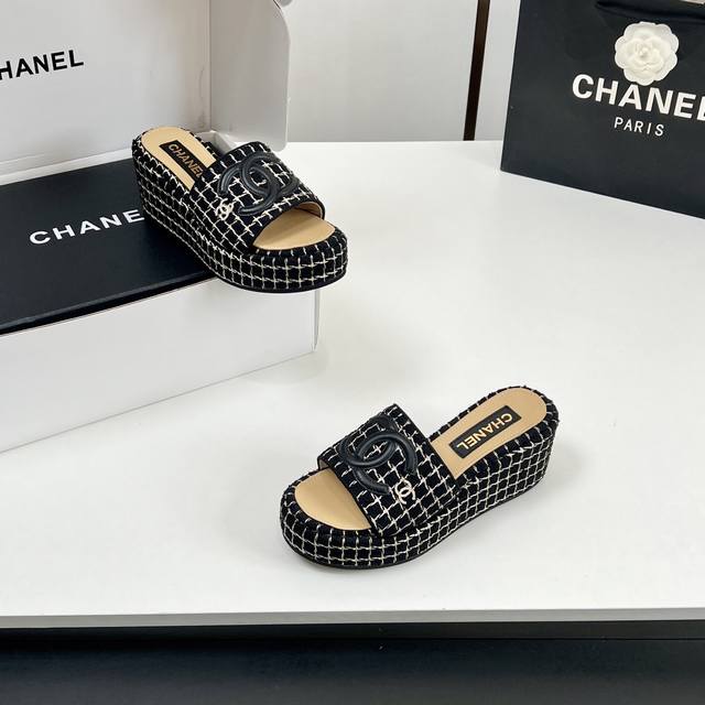 主推款 顶级品质！实物拍摄太美啦Chanel新款呢子厚底拖鞋坡跟防水台凉拖鞋真的太美啦吧！香奈儿属于夏天的颜色仙女必备爆款太喜欢这双鞋了Chanel25P松糕布