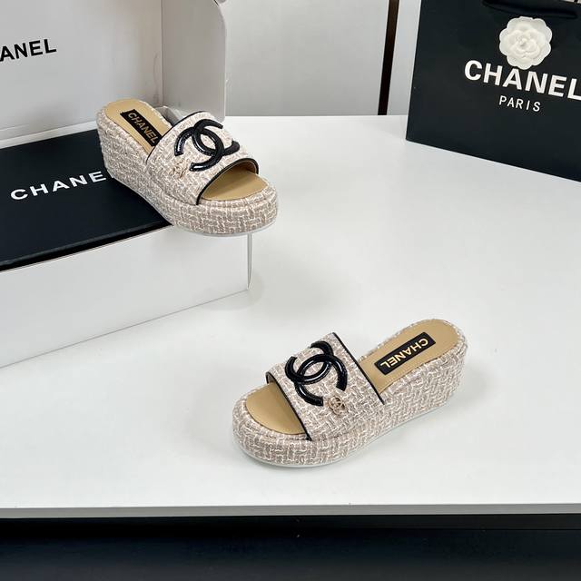 主推款 顶级品质！实物拍摄太美啦Chanel新款呢子厚底拖鞋坡跟防水台凉拖鞋真的太美啦吧！香奈儿属于夏天的颜色仙女必备爆款太喜欢这双鞋了Chanel25P松糕布