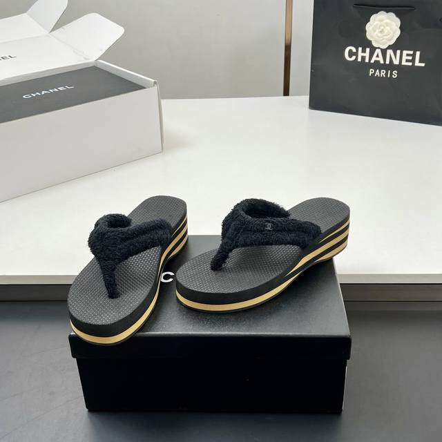 工厂价 高版本！2025C早春最新款、CHANEL 香奈儿厚底夹趾凉拖、凉鞋、夹脚拖鞋香奶奶家一贯的优雅名媛气质 高级感十足！上脚非常nice～不管光脚穿或搭配