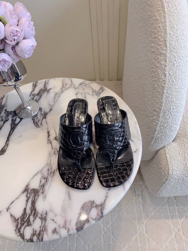 出厂价 Christian Loubouti*新款鳄鱼纹粗跟夹趾拖鞋 简约百搭款 好穿不累脚 鞋面牛皮 内里垫脚羊皮 意大利真皮大底 跟高7.5cm 尺码35-