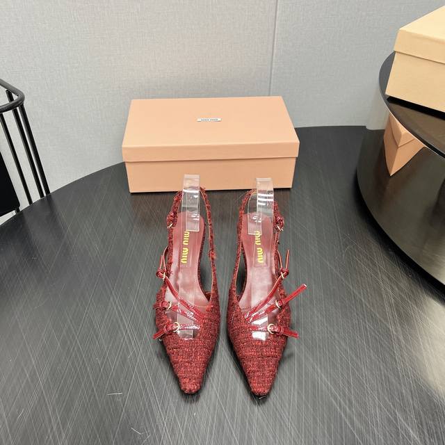 出厂: 独家顶级版本 MIUMIU缪缪2025vs春夏最新走秀爆款单鞋系列 尖头猫跟单鞋 MIUMIU秋冬T台走秀网红同款＂造梦不夜城＂，miumiu能在重要场