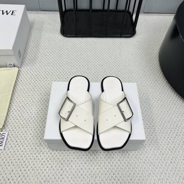 出厂： 独家顶级版本 LOEW*罗*意威25vs 春夏最新爆款系列 皮带扣平底单鞋 24年意大利顶级设计师，最新元素鞋跟设计，好看到仙女落泪，情人节限定款，鞋带