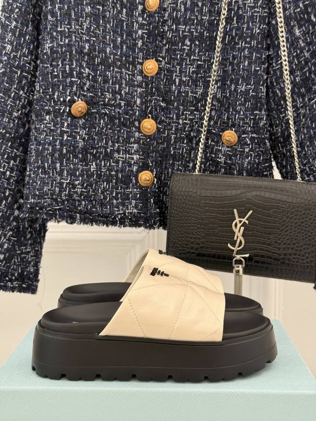 厂价 Prada 普拉达经典春夏新品菱格厚底懒人拖鞋夏天最值得入手的简约单品自带高级气场的拖鞋也非常容易驾驭非常舒适好穿！ Go 材质： 鞋面采用进口小羊皮内里