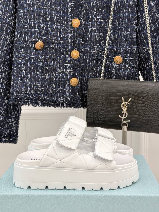 厂价 Prada 普拉达经典春夏新品魔术贴菱格厚底拖鞋夏天最值得入手的简约单品自带高级气场的拖鞋也非常容易驾驭非常舒适好穿！ Go 材质： 鞋面采用进口小羊皮内