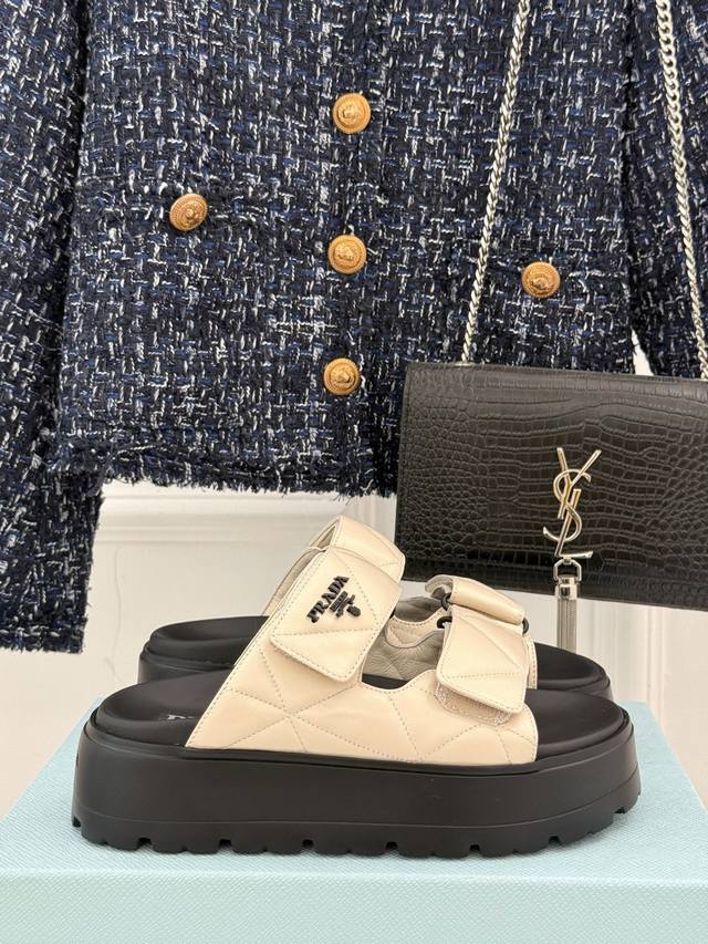 厂价 Prada 普拉达经典春夏新品魔术贴菱格厚底拖鞋夏天最值得入手的简约单品自带高级气场的拖鞋也非常容易驾驭非常舒适好穿！ Go 材质： 鞋面采用进口小羊皮内
