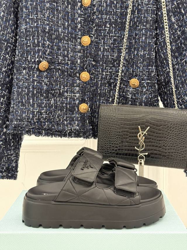 厂价 Prada 普拉达经典春夏新品魔术贴菱格厚底拖鞋夏天最值得入手的简约单品自带高级气场的拖鞋也非常容易驾驭非常舒适好穿！ Go 材质： 鞋面采用进口小羊皮内