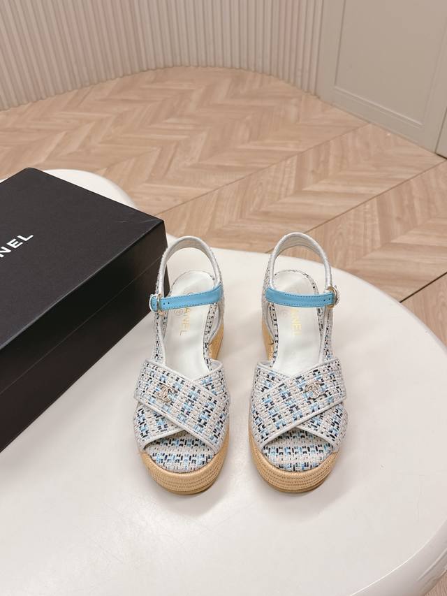 出厂 CHANEL 香奈儿 2025新款凉鞋拖鞋系列 经典系列 每个款式都很赞 菱格松糕底凉鞋拖鞋 优雅高贵 舒适百搭鞋面：羊皮垫脚：羊皮鞋底：橡胶大底码数：3