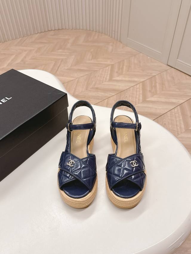 出厂 CHANEL 香奈儿 2025新款凉鞋拖鞋系列 经典系列 每个款式都很赞 菱格松糕底凉鞋拖鞋 优雅高贵 舒适百搭鞋面：羊皮垫脚：羊皮鞋底：橡胶大底码数:3