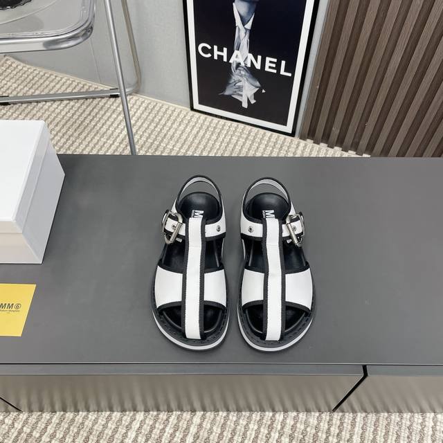 出厂:皮面 独家顶级版本 M*M6M*aison M*argiela~25vs早春新款系列 厚底皮带扣凉鞋 光听到复古风就能立刻想到经典M*arginal，复古