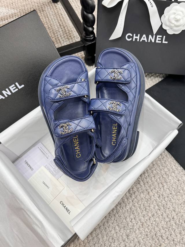 Chane*小香蝴蝶结沙滩凉鞋 顶级专柜品质 每年必入的经典款之一！最新出蝴蝶结钻扣搭配设计 更加彰显和品味～所有材质都根据原版定制！购入正品开发。万能百搭神器
