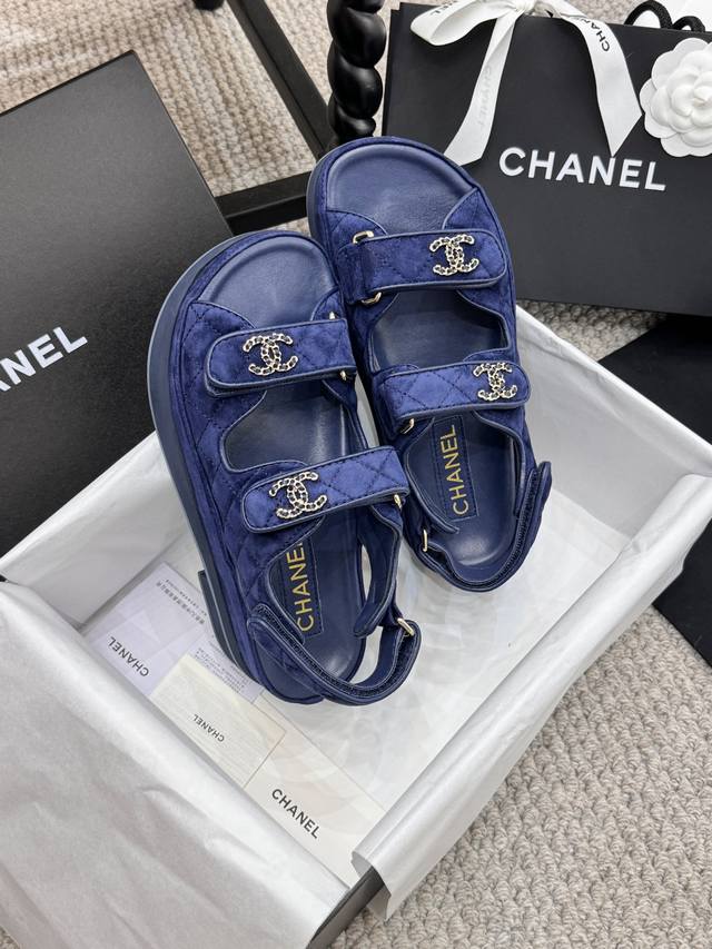 Chane*小香蝴蝶结沙滩凉鞋 顶级专柜品质 每年必入的经典款之一！最新出蝴蝶结钻扣搭配设计 更加彰显和品味～所有材质都根据原版定制！购入正品开发。万能百搭神器