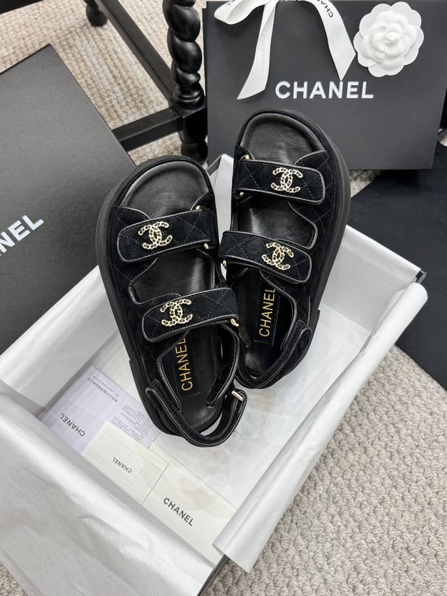 Chane*小香蝴蝶结沙滩凉鞋 顶级专柜品质 每年必入的经典款之一！最新出蝴蝶结钻扣搭配设计 更加彰显和品味～所有材质都根据原版定制！购入正品开发。万能百搭神器