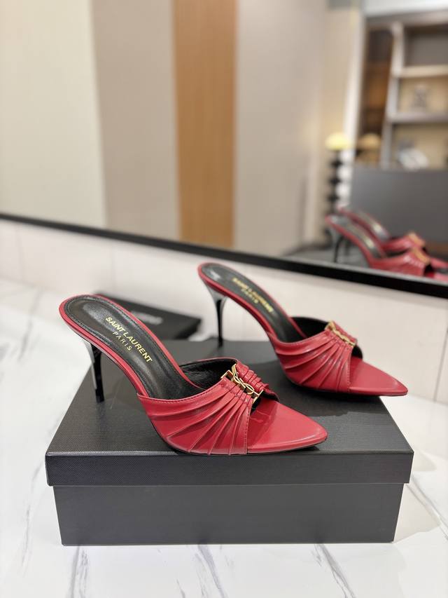 出厂价： YSL SAINT LAURENT* 夏季新品 金属头优雅大气高跟凉鞋 2025全新春夏系列后带方扣高跟凉鞋 ！ 尖头高跟拖鞋淡淡的夏日里怎么少得了一