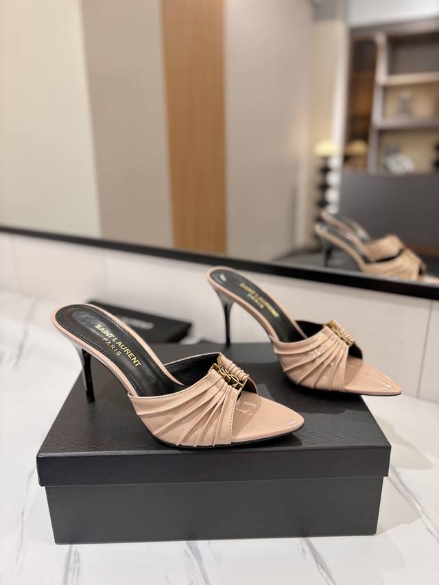 出厂价： YSL SAINT LAURENT* 夏季新品 金属头优雅大气高跟凉鞋 2025全新春夏系列后带方扣高跟凉鞋 ！ 尖头高跟拖鞋淡淡的夏日里怎么少得了一