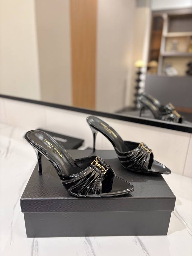 出厂价： YSL SAINT LAURENT* 夏季新品 金属头优雅大气高跟凉鞋 2025全新春夏系列后带方扣高跟凉鞋 ！ 尖头高跟拖鞋淡淡的夏日里怎么少得了一