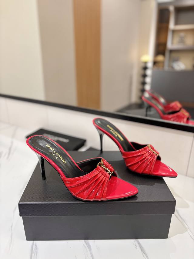 出厂价： YSL SAINT LAURENT* 夏季新品 金属头优雅大气高跟凉鞋 2025全新春夏系列后带方扣高跟凉鞋 ！ 尖头高跟拖鞋淡淡的夏日里怎么少得了一
