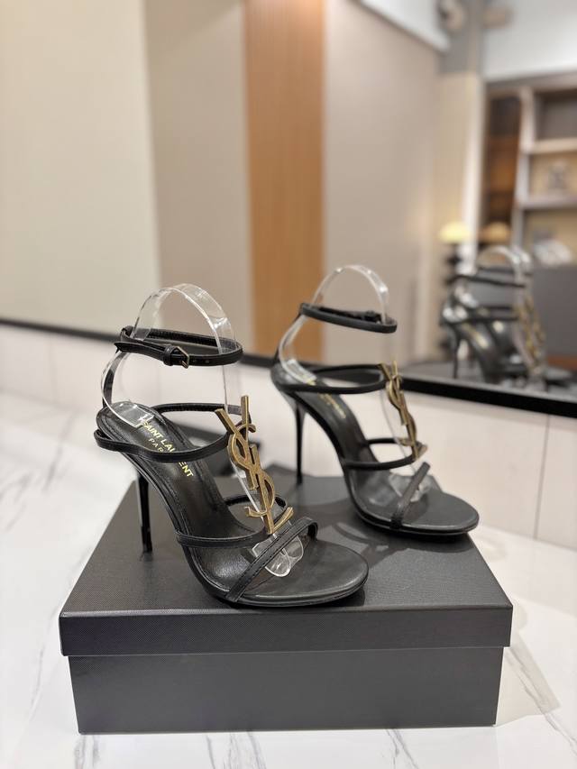 工厂直销 SAINT LAURENT 圣罗兰 YSL字母金属扣烤漆跟高跟凉鞋。特色的YSL字母扣设计，独享不一样的风采。面料采用进口镜面牛漆皮.混种羊皮_内里使