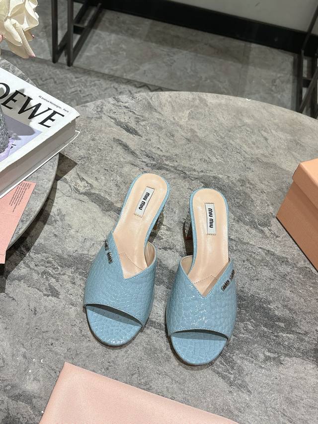 miumiu25春夏新品高品质鱼嘴粗跟拖，气质小女人风，鞋跟盘镶嵌施华洛世奇水钻，闪出新高度鞋面:对版菱格漆皮内里垫脚小绵羊皮进口真皮大底跟高:5.5cm码数: