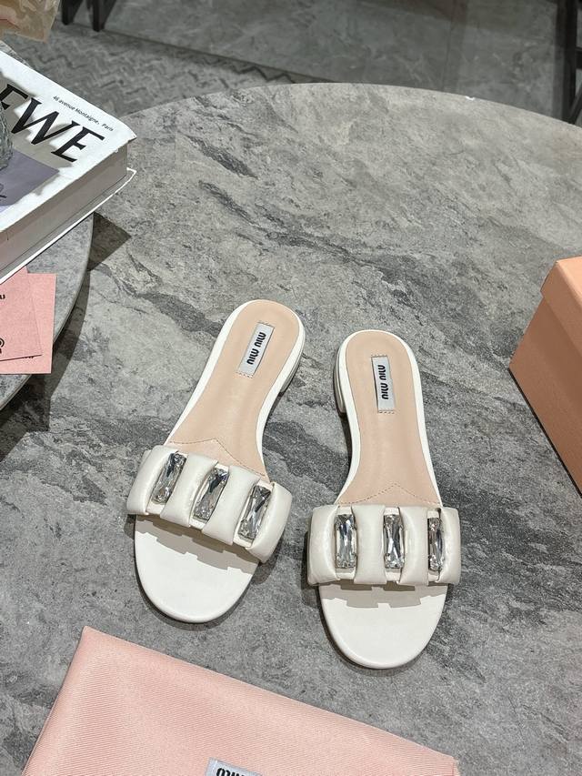 MiuMiu谬谬2025春夏新款镶钻一字拖鞋可甜可盐的喵喵女孩 简约设计的鞋面给这款凉拖增添不少少女心。原版 1：1开发，各大明星 网红的热爱款 ，亲肤柔软夏季